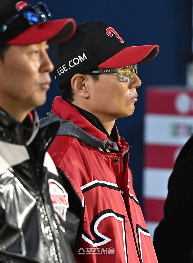 LG 염경엽 감독이 31일 잠실구장에서 열린 2026 KBO리그 KIA전에서 경기를 지켜보고 있다. 잠실 | 박진업 기자 upandup@sportsseoul.com
