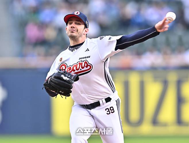 두산 선발투수 잭로그가 29일 서울 잠실구장에서 열린 2026 KBO리그 삼성전에서 역투하고 있다. 잠실 | 최승섭 기자 thunder@sportsseoul.com