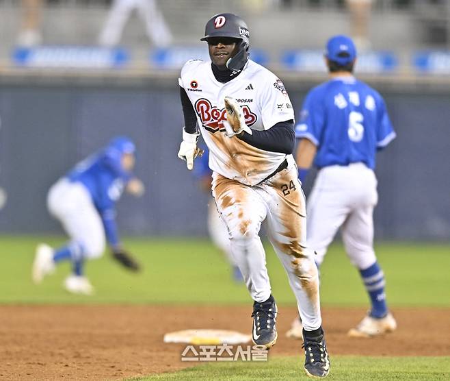 두산 카메론이 29일 서울 잠실구장에서 열린 2026 KBO리그 삼성전 4회말 1사1루 양의지 타석 때 2루도루 후 상대실책을 틈 타 3루로 전력 질주하고 있다. 잠실 | 최승섭 기자 thunder@sportsseoul.com