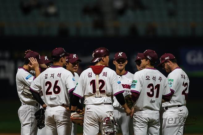 키움 선수단이 21일 서울 고척스카이돔에서 열린 2026 KBO리그 NC전에서 2-1로 승리한 후 기뻐하고 있다. 사진 | 키움 히어로즈