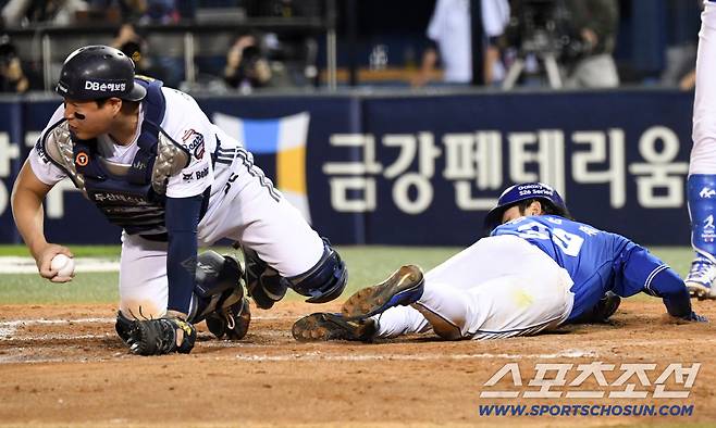 28일 잠실구장에서 열린 두산과 삼성의 경기. 연장 10회초 1사 2루 삼성 최형우 안타 때 김성윤이 홈을 파고들고 있다. 잠실=박재만 기자 pjm@sportschosun.com/2026.04.28/