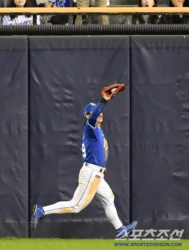 28일 잠실구장에서 열린 두산과 삼성의 경기. 8회말 2사 만루 두산 양석환 타구를 삼성 우익수 김성윤이 처리하고 있다. 잠실=박재만 기자 pjm@sportschosun.com/2026.04.28/