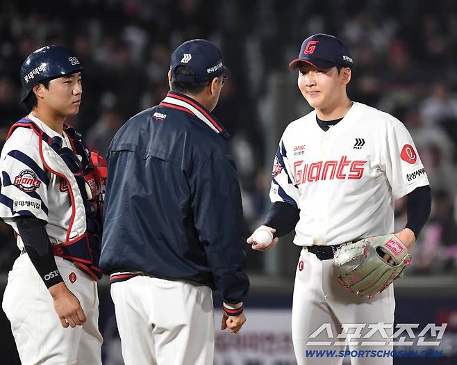 28일 부산 사직야구장에서 열린 롯데와 키움의 경기. 9회 제구력 난조를 보이며 실점 허용 후 교체되는 롯데 최준용. 부산=송정헌 기자songs@sportschosun.com/2026.04.28/