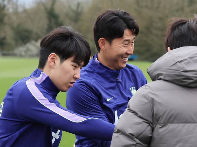 훈련장 들어서는 손흥민, 이강인

    (밀턴킨스[영국]=연합뉴스) 최재구 기자 = 코트디부아르전을 앞둔 한국 축구 국가대표팀의 손흥민과 이강인이 24일(현지시간) 영국 런던 북서쪽 밀턴킨스 훈련장으로 들어서고 있다. 2026.3.25

    jjaeck9@yna.co.kr

(끝)





<저작권자(c) 연합뉴스, 무단 전재-재배포, AI 학습 및 활용 금지>