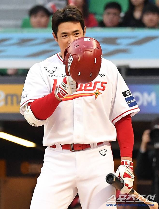 14일 인천 SSG랜더스필드에서 열린 SSG와 두산의 주중 3연전 첫 번째 경기. 1회말 첫 타석에 나서며 두산 팬들에게 인사를 하고 있는 SSG 김재환. 인천=송정헌 기자songs@sportschosun.com/2026.04.14/