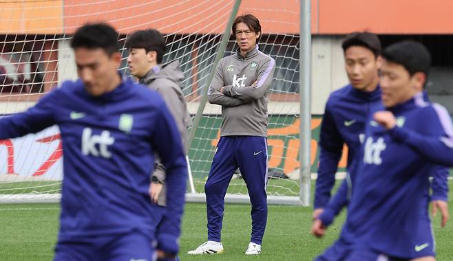 훈련지켜보는 홍명보 감독

    (빈[오스트리아]=연합뉴스) 최재구 기자 = 오스트리아전을 하루 앞둔 30일(현지시간) 축구 국가대표팀 홍명보 감독이 경기가 열릴 에른스트 하펠 스타디움에서 훈련을 지켜보며 생각에 잠겨 있다. 2026.3.31

    jjaeck9@yna.co.kr

(끝)





<저작권자(c) 연합뉴스, 무단 전재-재배포, AI 학습 및 활용 금지>