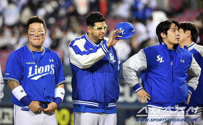 후라도는 3루 관중석을 가득 메운 삼성 팬들을 향해 고마운 마음을 담아 인사를 했다.