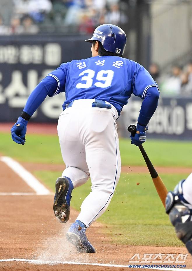 3주 만에 돌아온 김성윤은 과감하게 배트를 돌렸다.