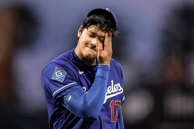 오타니가 지난 23일(한국시각) 샌프란시스코 자이언츠전에 선발등판해 6회를 마친 뒤 얼굴을 훔치며 마운드를 내려가고 있다. AP연합뉴스