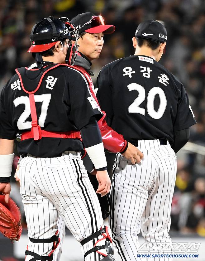 28일 수원KT위즈파크에서 열린 LG와 KT의 경기, 7회말 유준규에 안타를 허용한 우강훈이 마운드를 내려가고 있다. 수원=허상욱 기자wook@sportschosun.com/2026.04.28/
