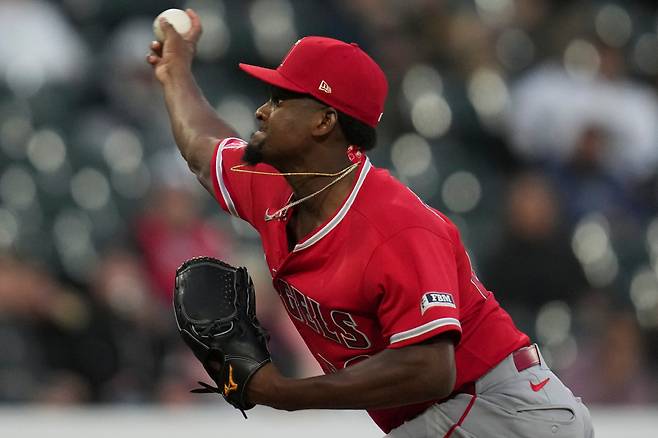 LA 에인절스 호세 소리아노가 29일(한국시각) 시카고 화이트삭스를 상대로 선발등판해 3회말 투구를 하고 있다. AP연합뉴스