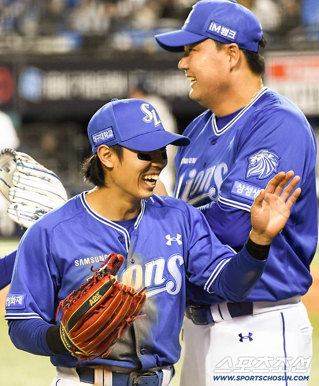 8회 만루 위기에서 탈출한 삼성 우익수 김성윤과 투수 김태훈이 미소 짓고 있다.