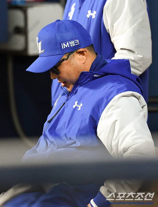 잠시 벤치에 앉아 안도의 한숨을 내쉰 박진만 감독.