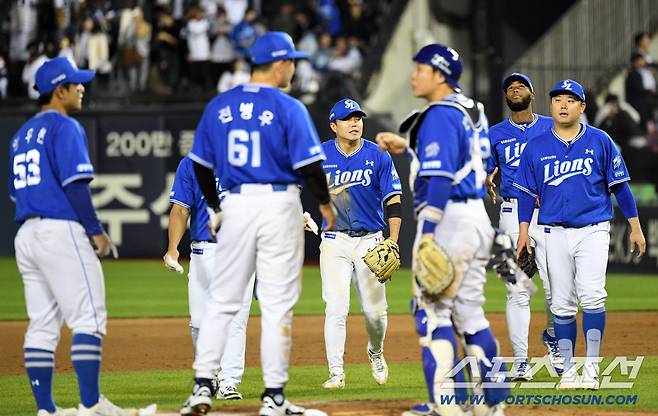 길었던 7연패에서 탈출한 삼성 선수들이 마운드에 모여 승리의 기쁨을 나눴다.