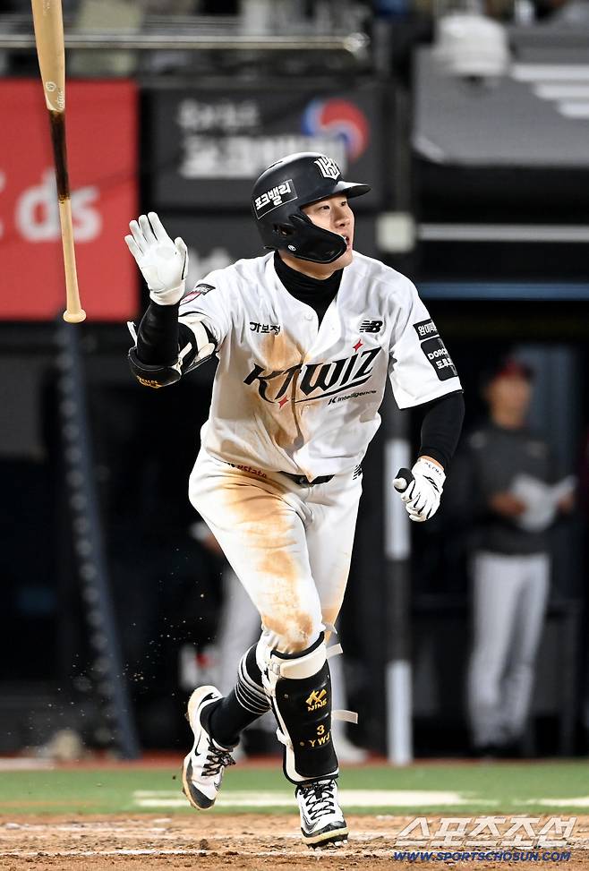 28일 수원KT위즈파크에서 열린 LG와 KT의 경기, 7회말 1사 1루 최원준이 2루타를 치고 있다. 수원=허상욱 기자wook@sportschosun.com/2026.04.28/