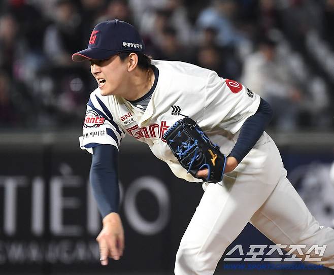 28일 부산 사직야구장에서 열린 롯데와 키움의 경기. 투구하고 있는 롯데 김원중. 부산=송정헌 기자songs@sportschosun.com/2026.04.28/