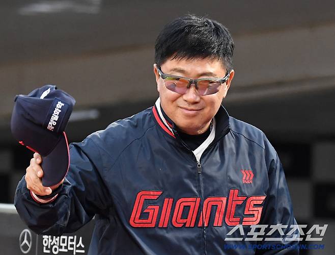 28일 부산 사직야구장에서 열린 롯데와 키움의 경기. 키움 선수들과 인사를 나누고 있는 롯데 김태형 감독. 부산=송정헌 기자songs@sportschosun.com/2026.04.28/