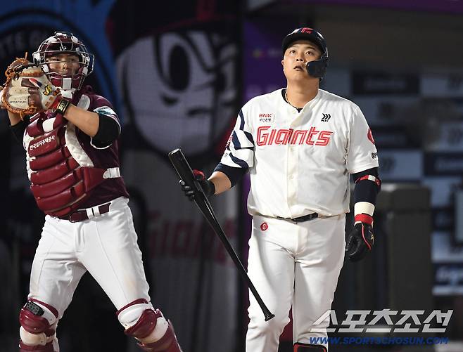 28일 부산 사직야구장에서 열린 롯데와 키움의 경기. 5회 2사 2루. 삼진을 당한 롯데 한동희. 부산=송정헌 기자songs@sportschosun.com/2026.04.28/