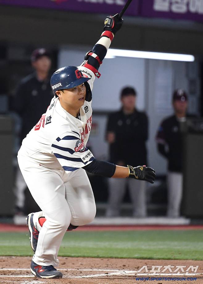 28일 부산 사직야구장에서 열린 롯데와 키움의 경기. 타격하는 롯데 한동희. 부산=송정헌 기자songs@sportschosun.com/2026.04.28/