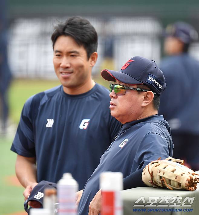 28일 부산 사직야구장에서 열리는 롯데와 키움의 경기. 전준우와 대화를 나누고 있는 롯데 김태형 감독. 부산=송정헌 기자songs@sportschosun.com/2026.04.28/