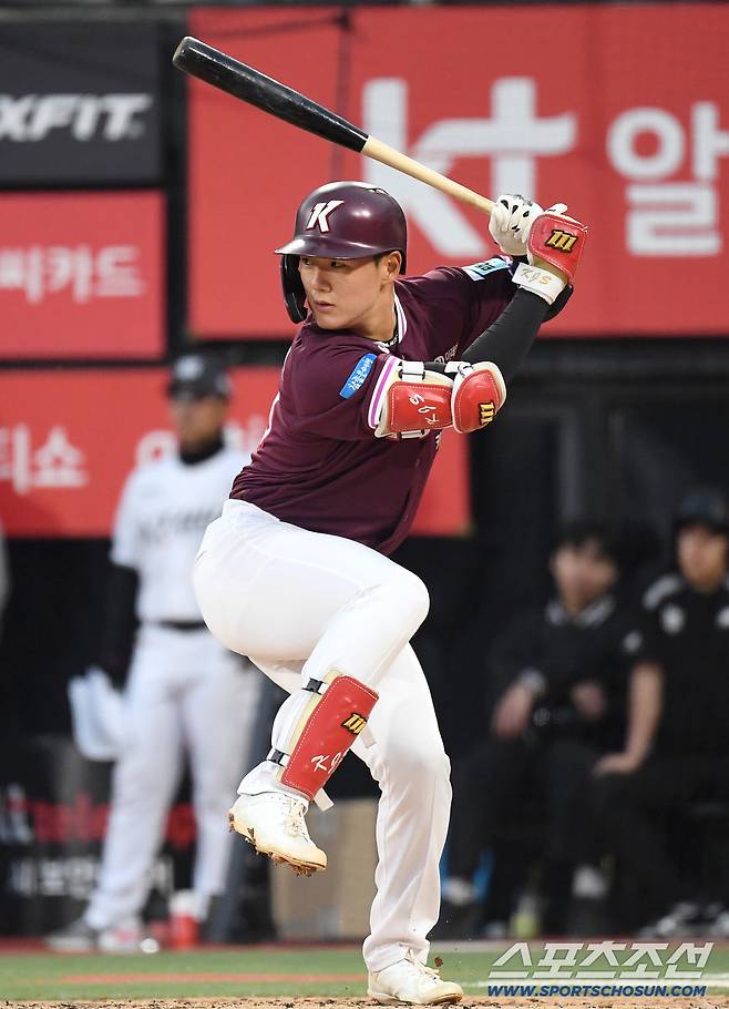 17일 수원 케이티위즈파크에서 열린 KT와 키움의 경기. 타격하는 키움 김지석. 수원=송정헌 기자songs@sportschosun.com/2026.04.17/