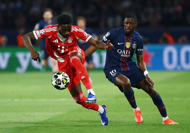 데이비스(왼쪽)와 뎀벨레   로이터  <저작권자(c) 연합뉴스, 무단 전재-재배포, AI 학습 및 활용 금지>