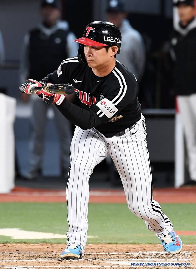 29일 수원KT위즈파크에서 열린 KT와 LG의 경기. 6회초 무사 2루 LG 오지환이 희생 번트를 시도하고 있다. 수원=박재만 기자 pjm@sportschosun.com/2026.04.29/