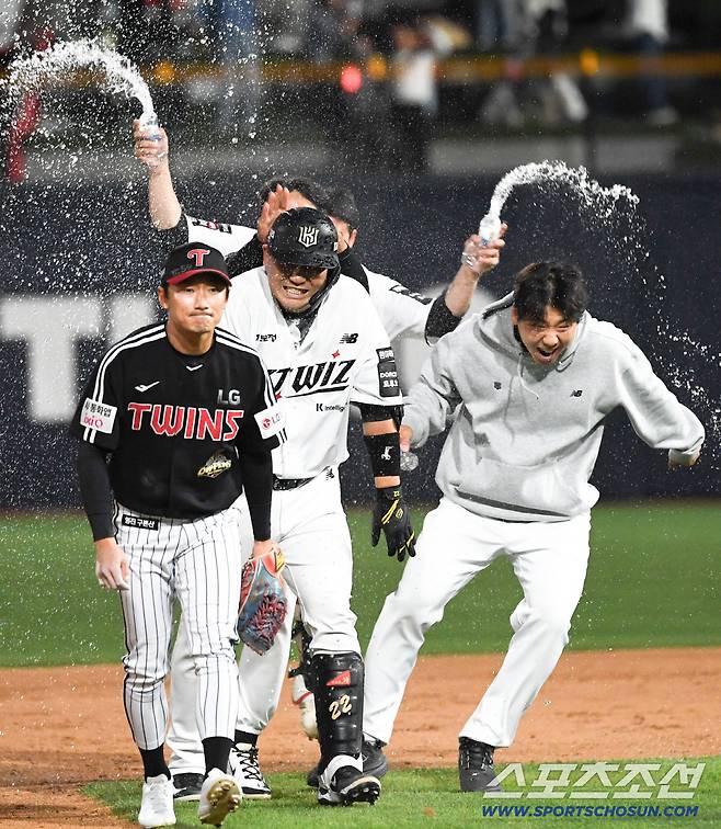 29일 수원KT위즈파크에서 열린 KT와 LG의 경기. 10회말 1사 만루 KT 장성우가 끝내기 안타를 날린 뒤 환호하고 있다. 수원=박재만 기자 pjm@sportschosun.com/2026.04.29/