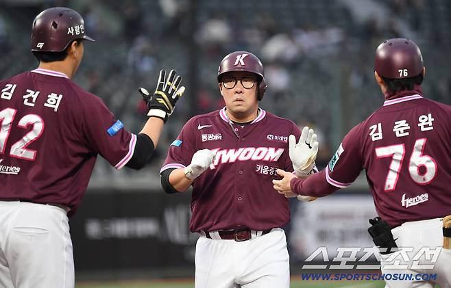 29일 부산 사직야구장에서 열린 롯데와 키움의 경기. 1회초 키움 안치홍이 롯데 로드리게스를 상대로 선제 솔로홈런을 날렸다. 하이파이브를 나누고 있는 안치홍. 부산=송정헌 기자songs@sportschosun.com/2026.04.29/