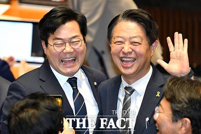 김영호 더불어민주당 의원과 환한 미소로 기념촬영 하는 박찬대 더불어민주당 인천시장 후보(왼쪽).