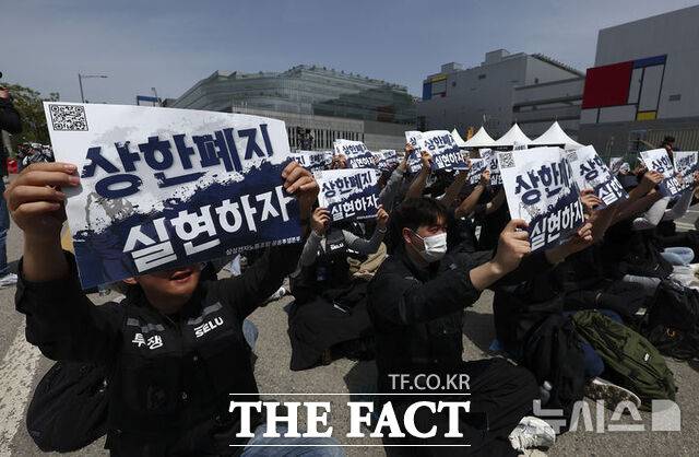 삼성전자노동조합 공동투쟁본부 조합원들이 23일 오후 경기 평택시 삼성전자 평택사업장 앞에서 열린 투쟁결의대회에서 구호를 외치고 있다. /뉴시스