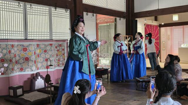 연극도 함께 겸해 방문객들의 시선을 사로잡았다.(사진=지디넷코리아)