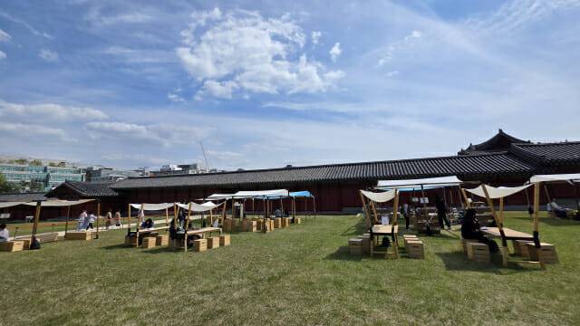 현장 참가자를 위해 조성된 야외 북캉스촌.(사진=지디넷코리아)