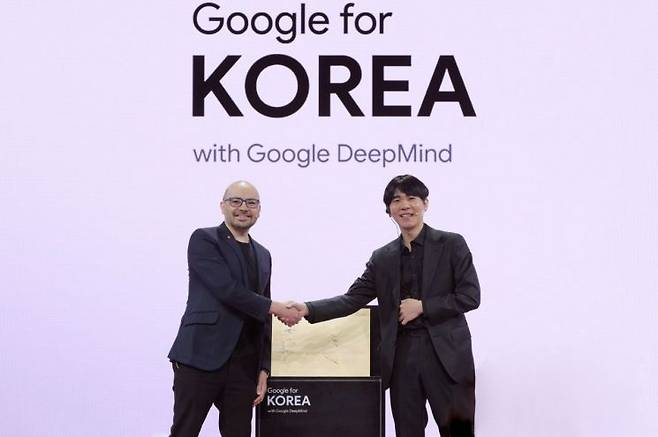 29일 오전 서울 중구 웨스틴조선 호텔에서 진행된 '구글 포 코리아 2026' 행사에서 데미스 하사비스 구글 딥마인드 공동 창업자 겸 최고경영자(CEO)와 이세돌 9단이 악수하고 있다. 구글코리아