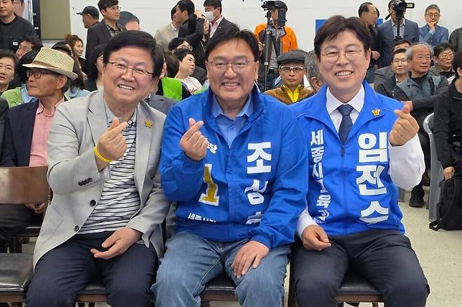 25일 오후 최교진(왼쪽) 교육부 장관이 세종시교육감 선거에 출마하는 임전수 세종교육감 예비후보의 선거사무소 개소식에 참석하고 있다. /강미애 예비후보