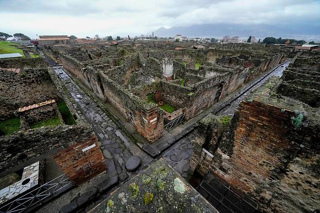 이탈리아 남부 나폴리 인근 폼페이 유적 전경. 이 유적은 서기 79년 베수비오 화산 폭발로 도시가 매몰된 뒤 18세기 재발견돼 현재까지 당시 모습이 비교적 온전히 보존돼 있다. /AP 연합뉴스