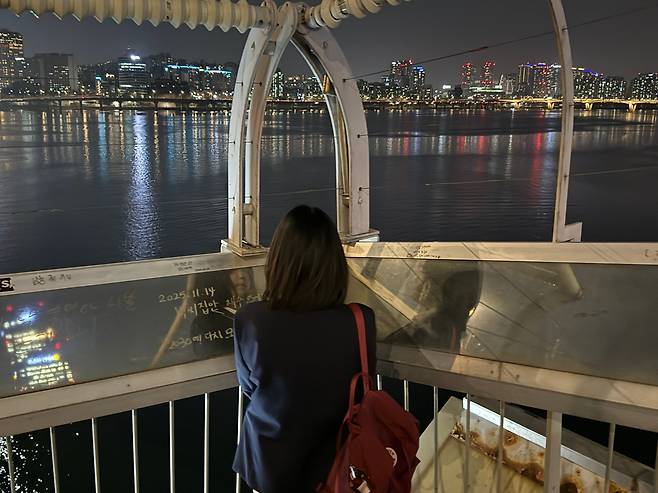 고등학생 허지안양이 서울 마포대교 하단 데크에서 한강을 바라보고 있다. 난간에는 ‘잠깐 멈춰도 돼’ 등 시민들이 남긴 문구가 적혀 있다./구아모 기자