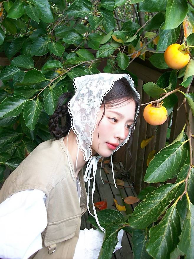 레이스 헤드 스카프로 코티지코어(Cattagecore)를 완성한 미연. @noodle.zip