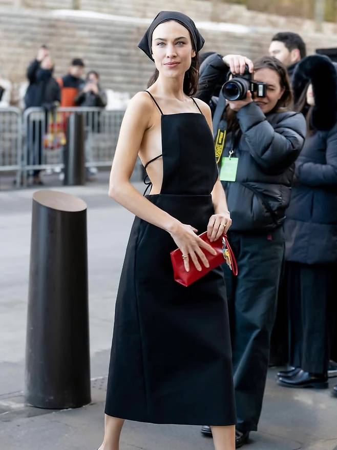 캘빈 클라인 패션쇼 룩으로 헤드 스카프 룩을 선택한 알렉사 청. @alexachung