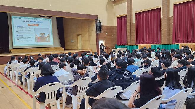 '우리학교 변호사'가 학교 현장을 찾아 학생과 학부모, 교직원 등을 대상으로 법령·권리·책임 등 법률교육을 진행하고 있다. 대전시교육청