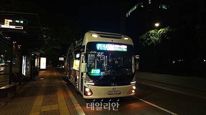 29일 새벽 3시20분쯤 차고지에서 출발한 A504 자율주행버스가 서울 금천구청 인근 기점에 도착하는 모습. ⓒ데일리안 진현우 기자