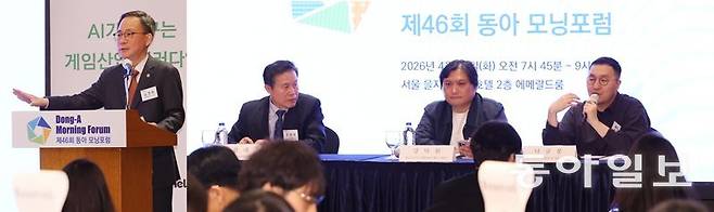 28일 오전 서울 중구 롯데호텔에서 ‘AI가 바꾸는 게임산업 패러다임’을 주제로 열린 제46회 동아 모닝포럼에 참석한 김영수 문화체육관광부 제1차관이 축사를 하고 있다(왼쪽 사진). 오른쪽 사진은 조현래 용인대 문화콘텐츠학과 특임교수, 강덕원 넥슨 인텔리전스랩스그룹장, 나규봉 NC AI VARCO사업팀장(왼쪽부터)이 토론을 하는 모습. 신원건 기자 laputa@donga.com