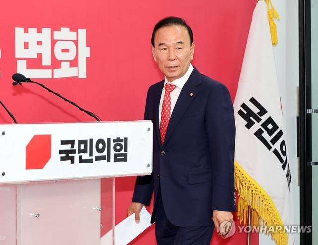 국민의힘 박덕흠 공천관리위원장이 26일 서울 여의도 당사에서 열린 6·3 지방선거 대구시장 후보 발표 브리핑장에 입장하고 있다. 연합뉴스