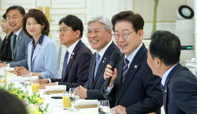 이재명 대통령이 29일 청와대에서 비교섭단체 및 무소속 의원들과 오찬에 앞서 발언하고 있다. [연합뉴스]