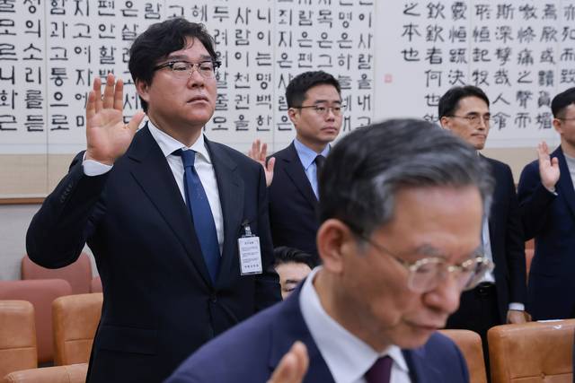 지난 4월 28일 국회 윤석열 정권 정치검찰 조작기소 의혹 사건 진상규명 국정조사특별위원회 제11차 전체회의에서 열린 종합 청문회에서 정성호(앞줄 오른쪽) 법무부 장관, 김성태(뒷줄 왼쪽) 전 쌍방울 회장 등이 증인 선서하고 있다. [연합뉴스]
