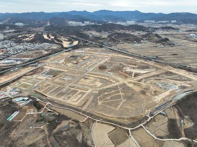 ㈜코스트코코리아가 광주·전남지역 첫 매장인 순천점을 오는 2028년 개관하기 위해 입점 부지 계약 체결을 마치는 등 사업 추진에 속도를 내고 있다. 사진은 코스트코 순천점이 들어설 해룡면 선월지구 전경. 순천시 제공