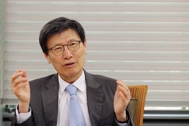 윤영관 아산정책연구원 이사장이 최근 서울 종로구 사무실에서 중동 사태와 관련한 우리의 외교적 대응책을 설명하고 있다. 사진=서동일 기자
