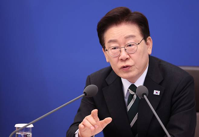 이재명 대통령이 28일 청와대에서 열린 국무회의 겸 비상경제점검회의에서 발언하고 있다. 이날 국무회의에서 고용노동부는 ‘공공부문 비정규직 처우 개선 대책’을 보고했다. 연합뉴스