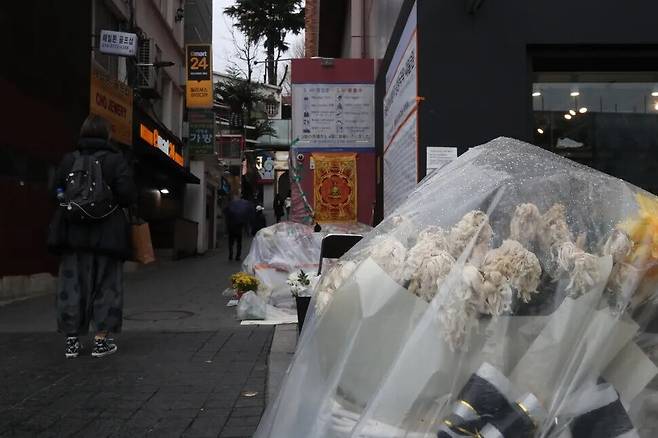 이태원 참사가 일어난 지 한 달이 지난 2022년 11월28일 오후 서울 용산구 이태원 참사 현장에 시민들이 놓고 간 하얀 국화가 갈색으로 변해 있다. 백소아 기자 thanks@hani.co.kr
