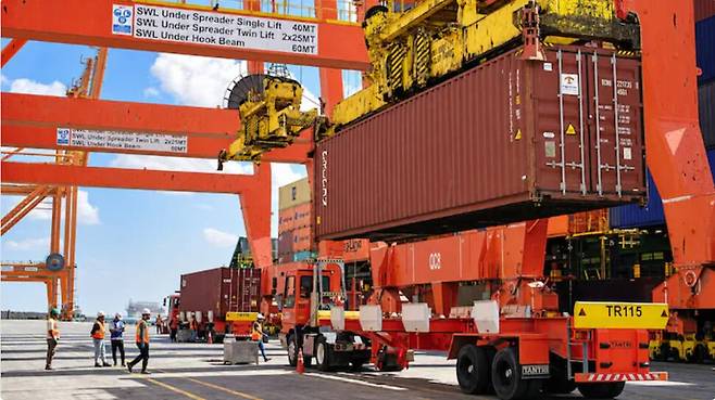 파키스탄 카라치 항구에서 미국의 호르무즈 해협 역봉쇄로 적체 중인 약 3천여개의 이란행 컨테이너들. AP 연합뉴스